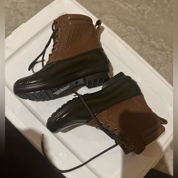 NEVER WORN - SIZE 8 Michael Kors Duck Boots - Picture 5 of 6